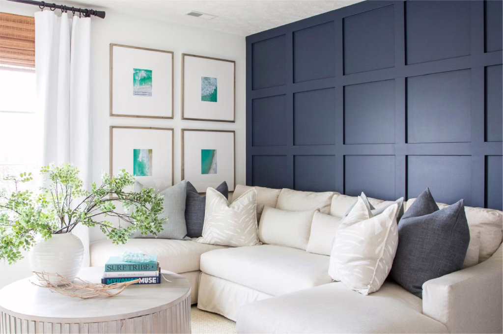 ห้องนั่งเล่น ผนังไฮไลท์ทาด้วยเฉดสี Hale Navy HC-154 จากสีเบนจามินมอร์