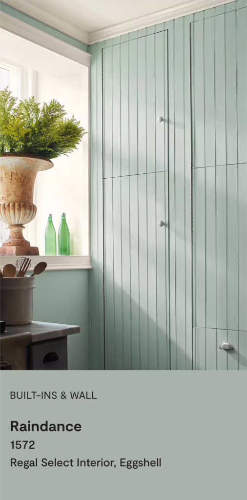 ผนังภายในและบิวท์อินทาด้วยเฉดสีเขียวอ่อน Raindance 1572 สี Color Trends 2026 จาก Benjamin Moore