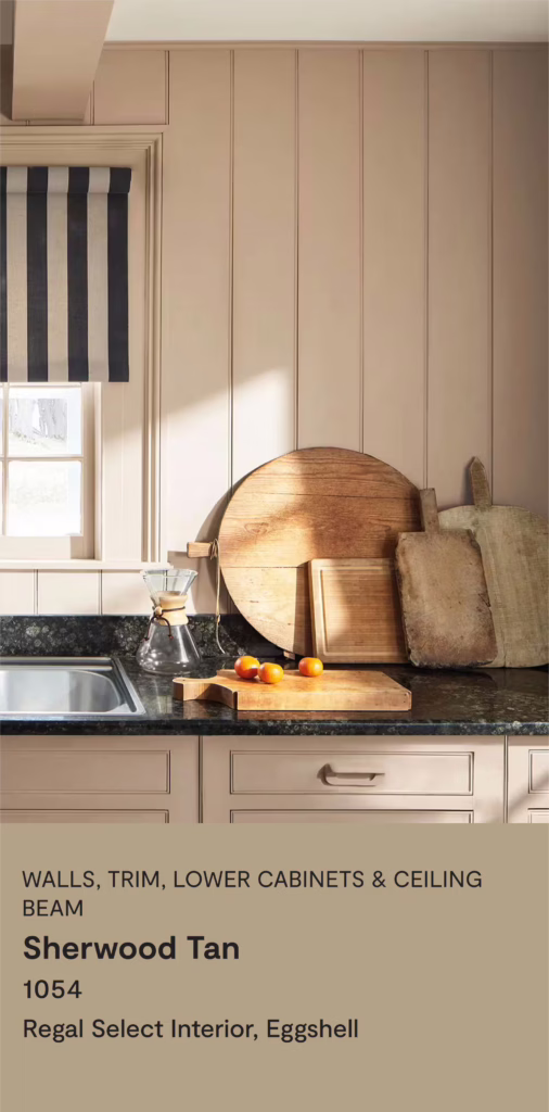 ห้องครัวและบิวท์อิน ทาด้วยเฉดสีเบจ Sherwood Tan สี Color Trends 2026 จาก Benjamin Moore