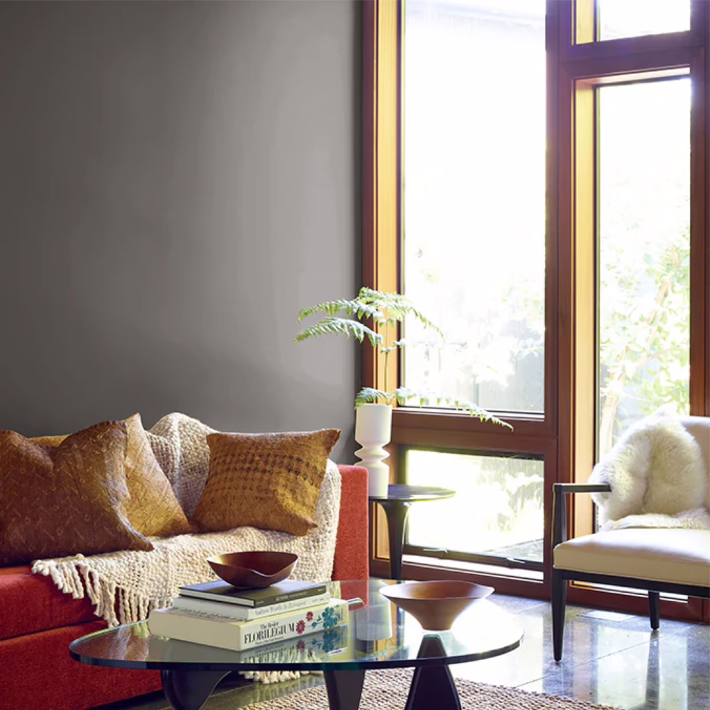 ห้องนั่งเล่น ทาด้วยเฉดสีน้ำตาล Silhouette AF-655 สี Color of the Year 2026 จาก Benjamin Moore
