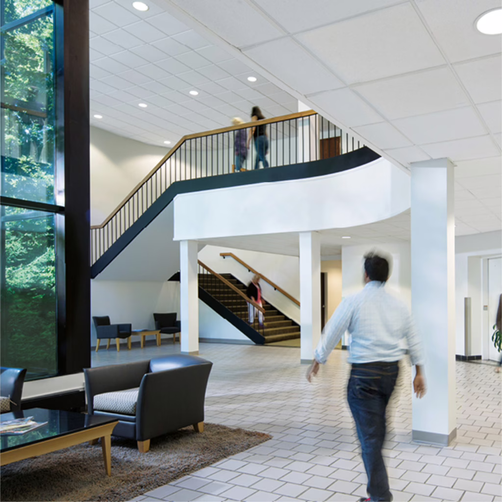 Benjamin Moore Scuff-X สีทาภายในทนรอยขีดข่วน สำหรับอาคารสำนักงาน โถงทางเดินและพื้นที่สัญจร