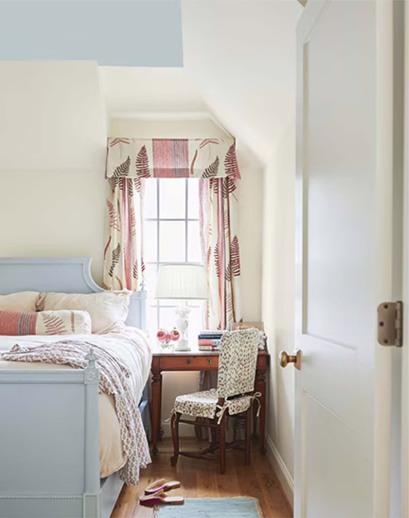 ห้องนอนสไตล์คลาสสิก ฝ้าเพดานทาด้วยเฉดสีฟ้าอ่อน Smoke 2122-40 จาก Benjamin Moore จับคู่กับผนังสีขาวได้อย่างลงตัว