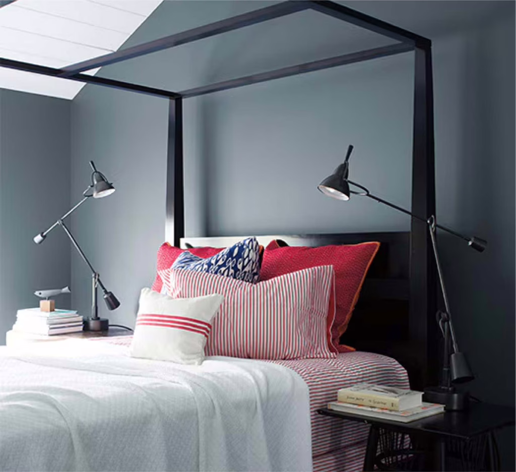บรรยากาศห้องนอนที่ทาด้วยเฉดสี Wolf Gray 2127-40 โทนสีเทาเข้มที่ให้บรรยากาศสบายตา จาก Benjamin Moore