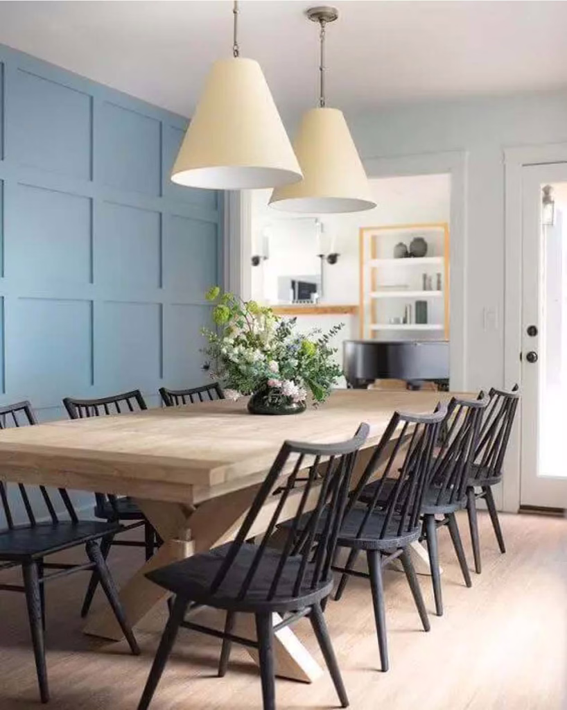 ห้องรับประทานอาหาร ผนังไฮไลท์ทาด้วยเฉดสีฟ้า Yormouth Blue HC-150 สีฟ้ายอดนิยมจาก Benjamin Moore ที่ดีไซเนอร์นิยมใช้แต่งบ้าน