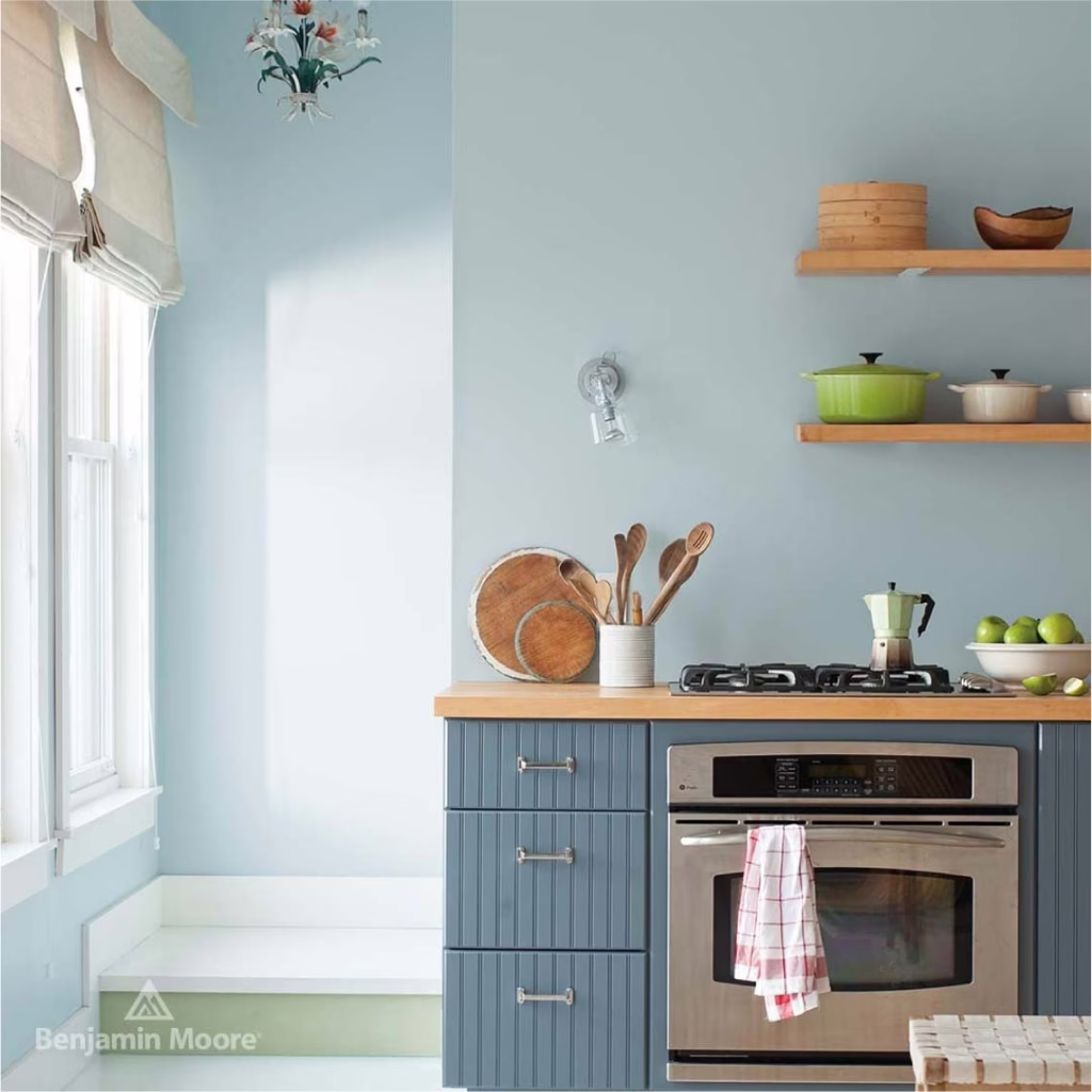 ห้องครัวสีฟ้า ผนังทาด้วยเฉดสีฟ้าอ่อน Mt. Rainier Gray 2129-60 จาก Benjamin Moore สวย สบายตา น่าใช้งาน
