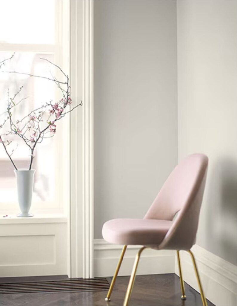 อินทีเรียบ้านสวยๆ บรรยากาศน่าสบาย ผนังทาด้วยเฉดสีเทาเบจ Balboa Mist OC-27 จาก Benjamin Moore