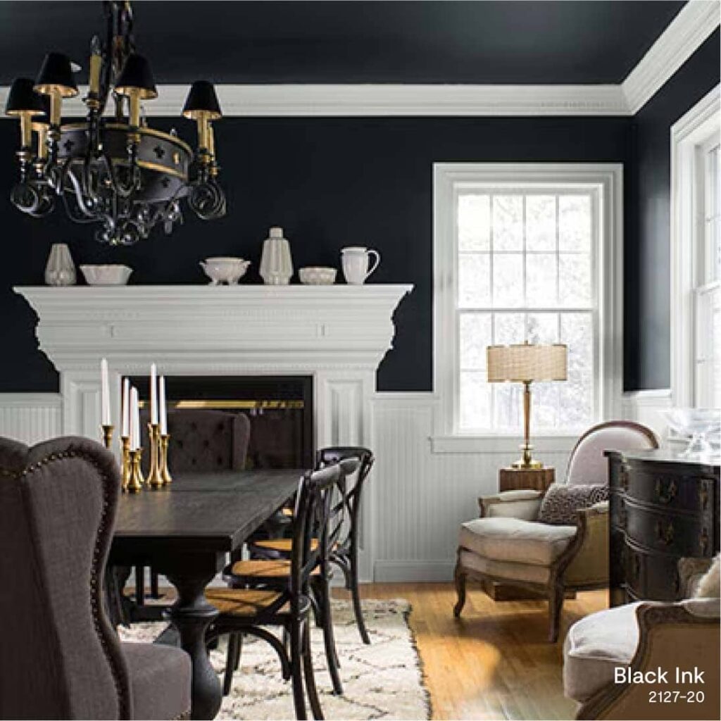 ห้องนั่งเล่นสีดำสไตล์คลาสสิก ผนังและฝ้าเพดานทาด้วยเฉดสี Black Ink 2127-20 จาก Benjamin Moore