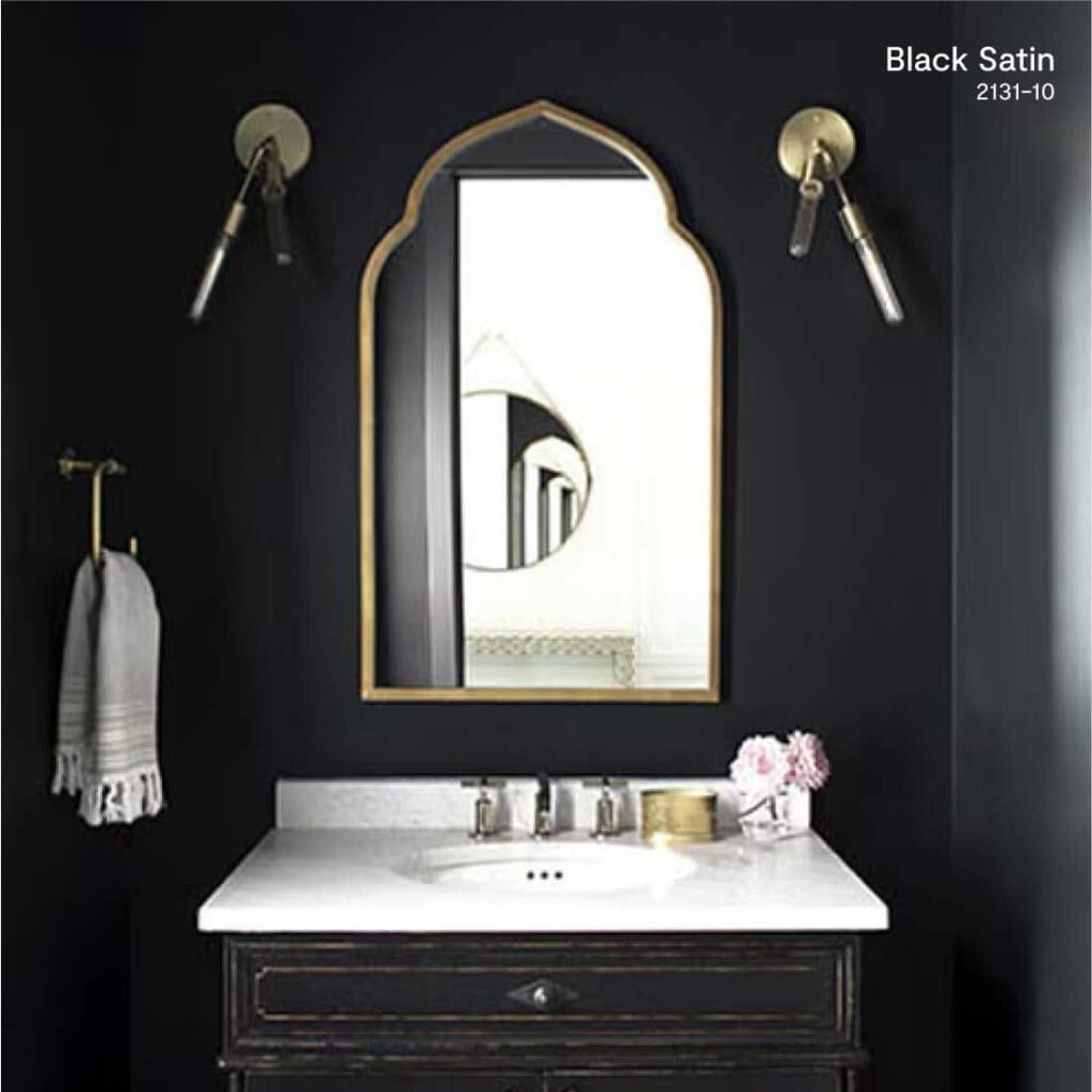 ห้องน้ำสีดำ ทาด้วยสีทาบ้านสีดำ Black Satin 2131-10 สีทาภายในสีดำยอดนิยมจาก Benjamin Moore