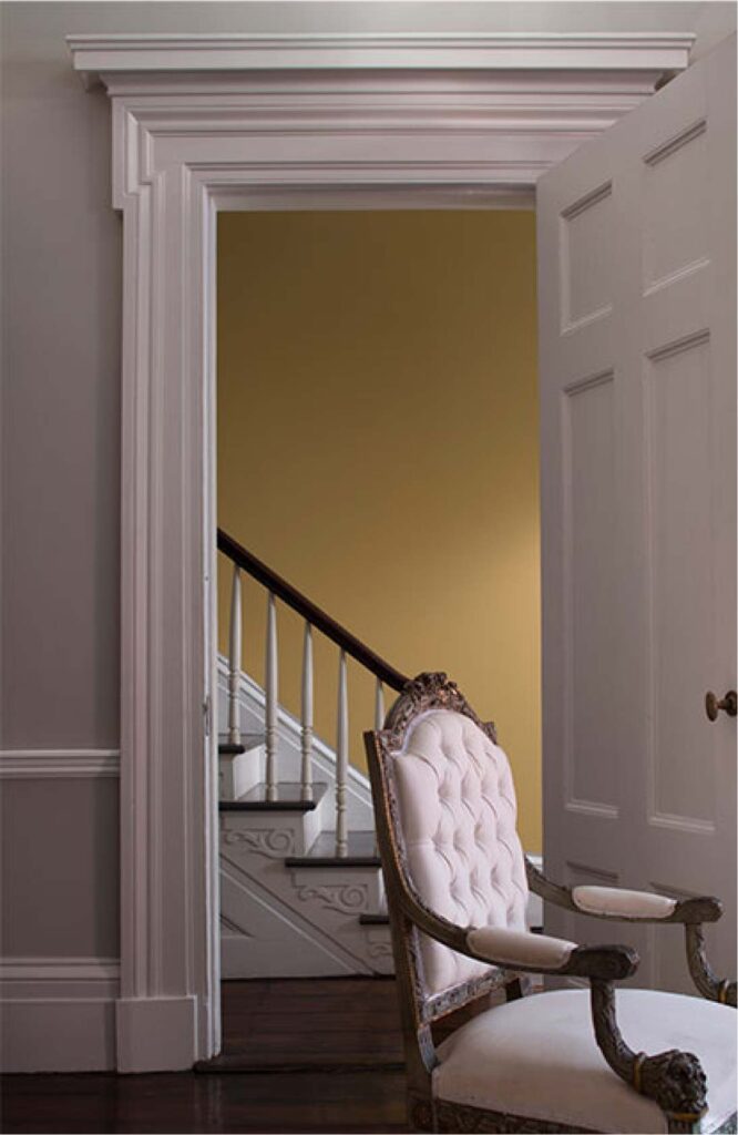 ห้องนั่งเล่นสไตล์คลาสสิก บรรยากาศน่าสบาย ผนังทาด้วยเฉดสีเทา Cement Gray จาก Benjamin Moore