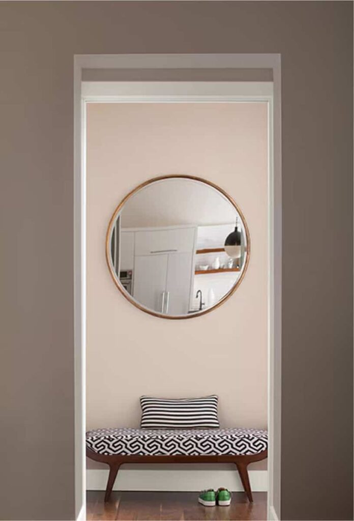 โถงทางเดินภายในบ้าน ผนังทาด้วยเฉดสีน้ำตาลเทา Driftwood จาก Benjamin Moore ให้ความสวยงามอบอุ่น