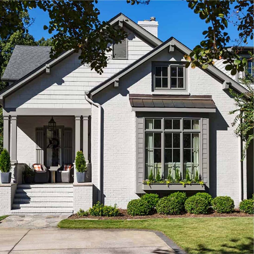 บ้านสีขาว ตัดด้วยหน้าต่างสีเทาอ่อน เฉดสีทาภายนอก Benjamin Moore ให้ความสวยงามทนทาน ไม่ซีดจางง่าย