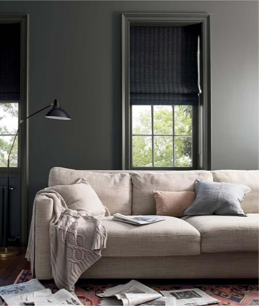 ห้องนอนสีเทาเข้ม ผนังทาด้วยเฉดสี Kendall Charcoal HC-166 จาก Benjamin Moore ให้ความโดดเด่น สร้างมิติที่สวยงามให้กับห้อง
