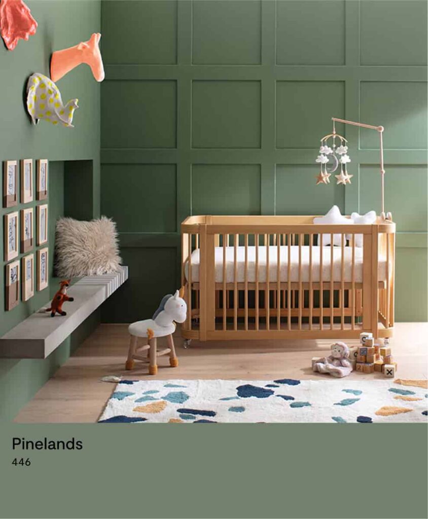 ไอเดียสีทาห้องเด็กสีเขียว ตกแต่งน่ารัก ผนังทาสีชมพูอ่อนจาก Benjamin Moore