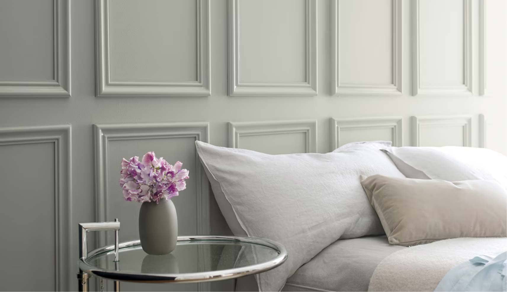 ห้องนอนสไตล์โมเดิร์นคลาสสิก บรรยากาศน่าสบาย ผนังทาด้วยเฉดสีเทาอ่อน Metropolitan AF-690 จาก Benjamin Moore