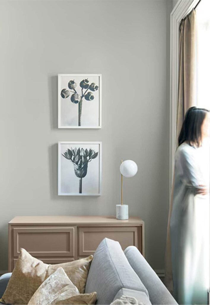 บ้านสไตล์มินิมอลมูจิ ผนังทาด้วยสีเทาอ่อน Metropolitan AF-690 จาก Benjamin Moore ให้บรรยากาศสวยงาม สบายตา