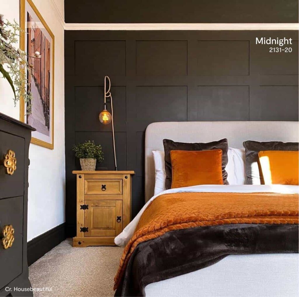 ห้องนอนสไตล์คลาสสิก โดดเด่นด้วยผนัง accent wall ทาด้วยเฉดสีดำ Midnight 2131-20 จาก Benjamin Moore