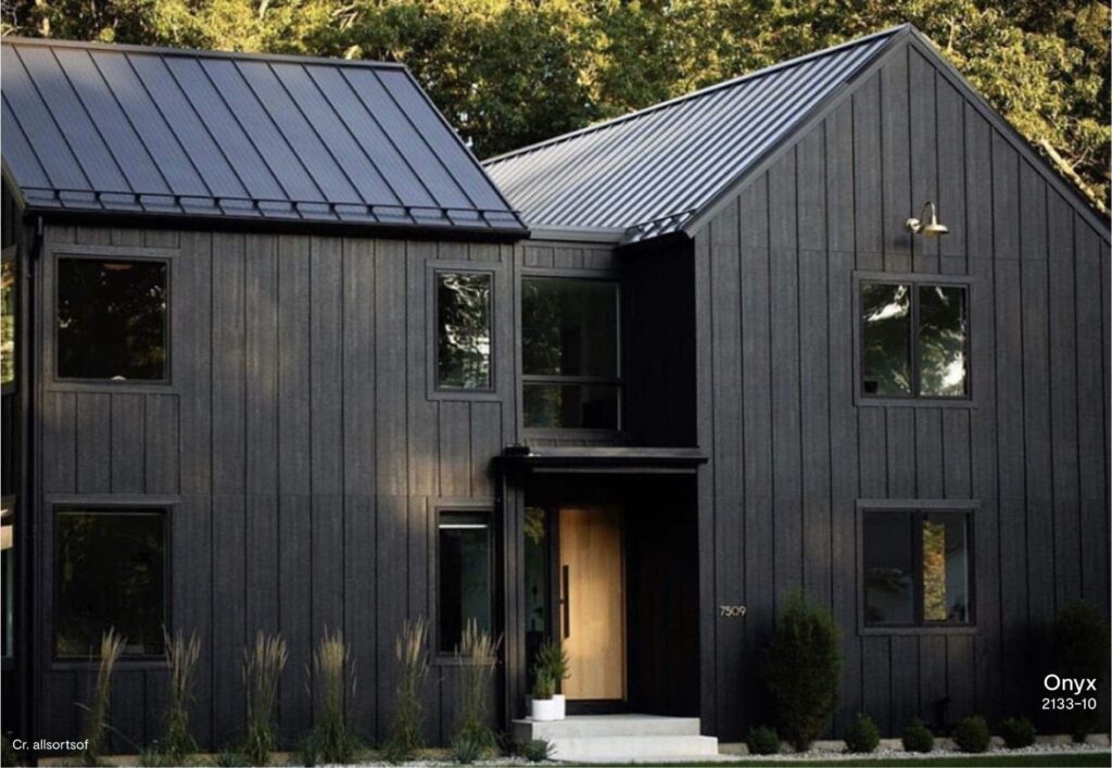 บ้านสีดำ ภายนอกทาด้วยเฉดสี Onyx 2133-10 จาก Benjamin Moore ให้ความสวยงามโดดเด่น