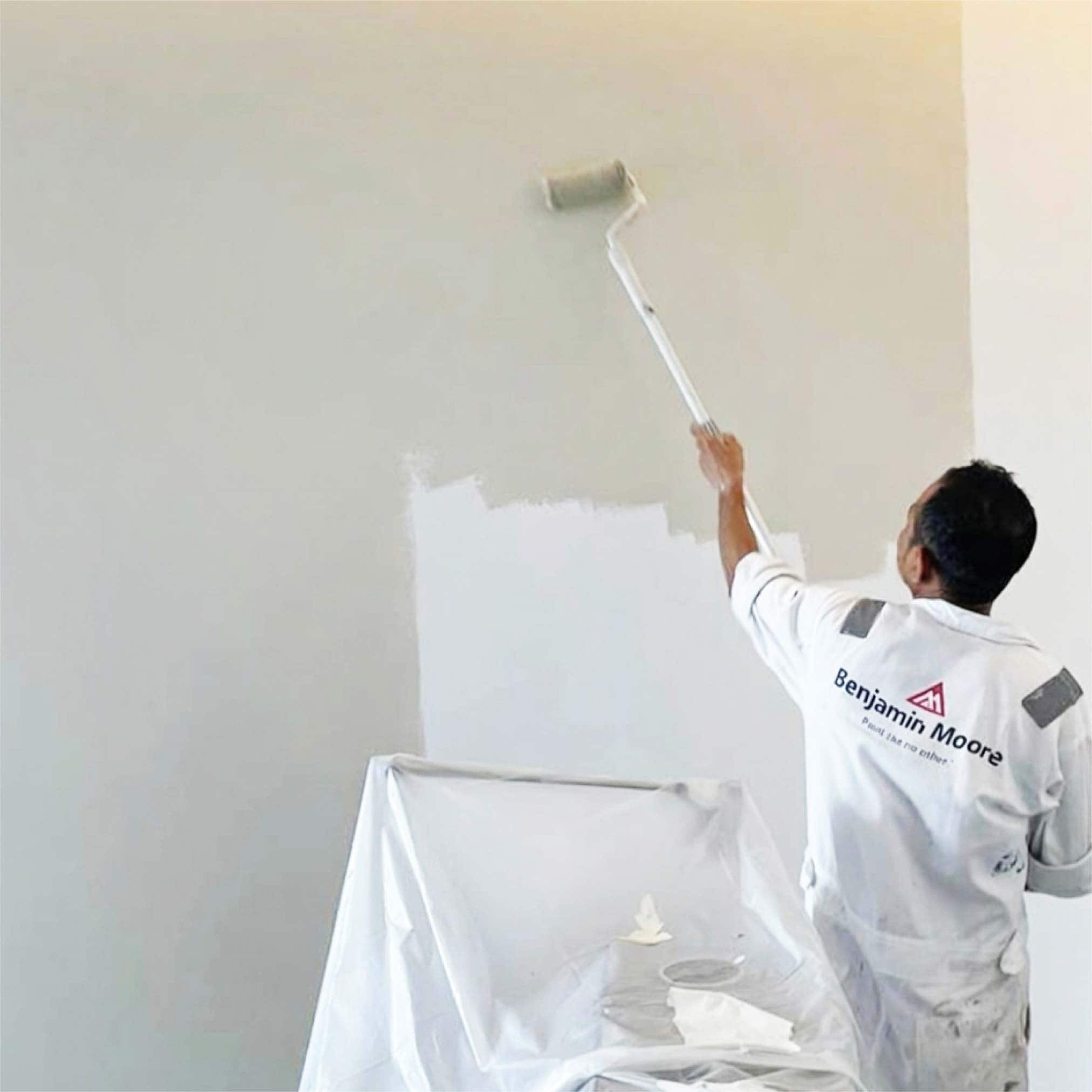 ทีมช่างทาสีมืออาชีพจาก Benjamin Moore กำลังทาสีผนังภายในบ้าน