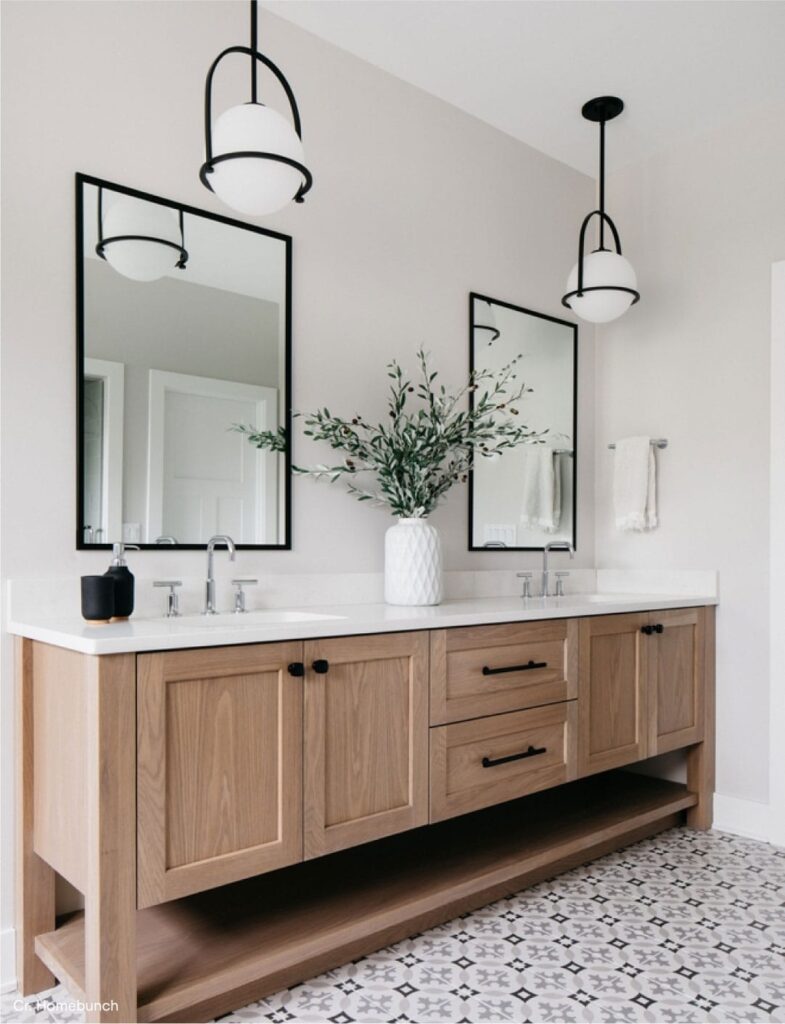 ห้องน้ำสีเทาเบจสวยๆ สบายตา ผนังทาด้วยเฉดสีเทาเบจ Shoreline 1471 จาก Benjamin Moore