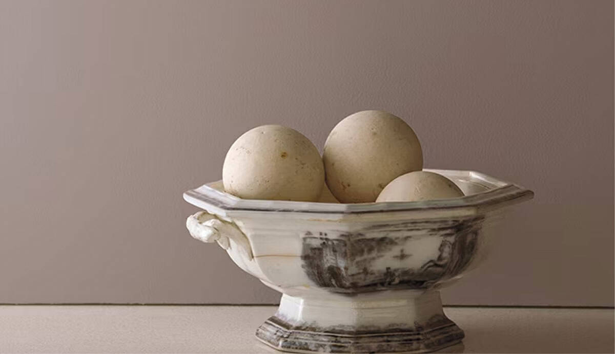 ผนังภายในบ้านสีน้ำตาลเทา Smoked Oyster 2109-40 จาก Benjamin Moore ให้บรรยากาศสวยคลาสสิก หรูหรา มีระดับ