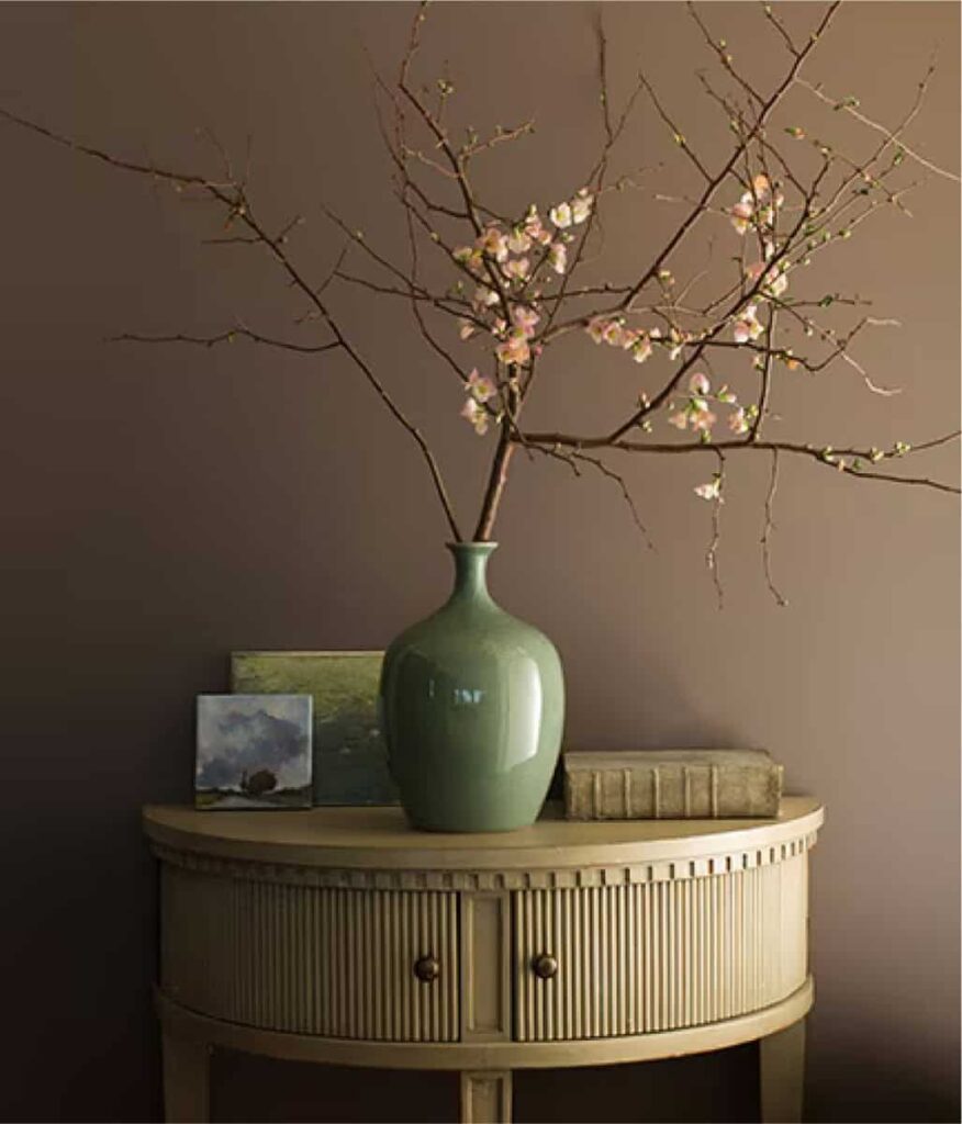 ผนังภายในบ้านสีน้ำตาลเทา Smokey Taupe 983 จาก Benjamin Moore ให้บรรยากาศสวยคลาสสิก หรูหรา มีระดับ