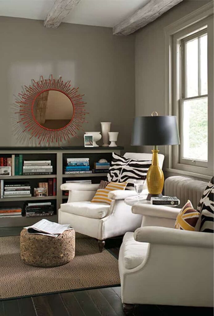 ห้องนั่งเล่นบรรยากาศอบอุ่น ผนังทาด้วยสีน้ำตาลเทา Sparrow AF-720 จาก Benjamin Moore ให้บรรยากาศสวยคลาสสิก หรูหรา มีระดับ