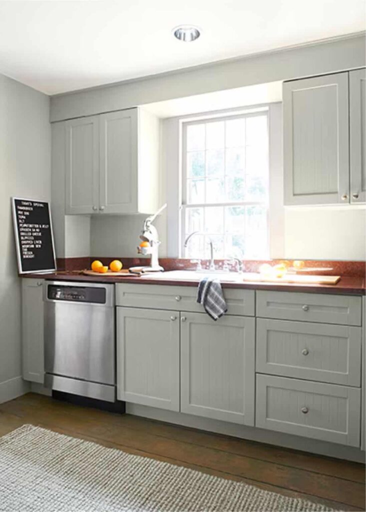 ห้องครัวสีเทาเบจสวยสบายตา ผนังและบิวท์อินทาด้วยเฉดสีเทาเบจ Titanium OC-49 จาก Benjamin Moore