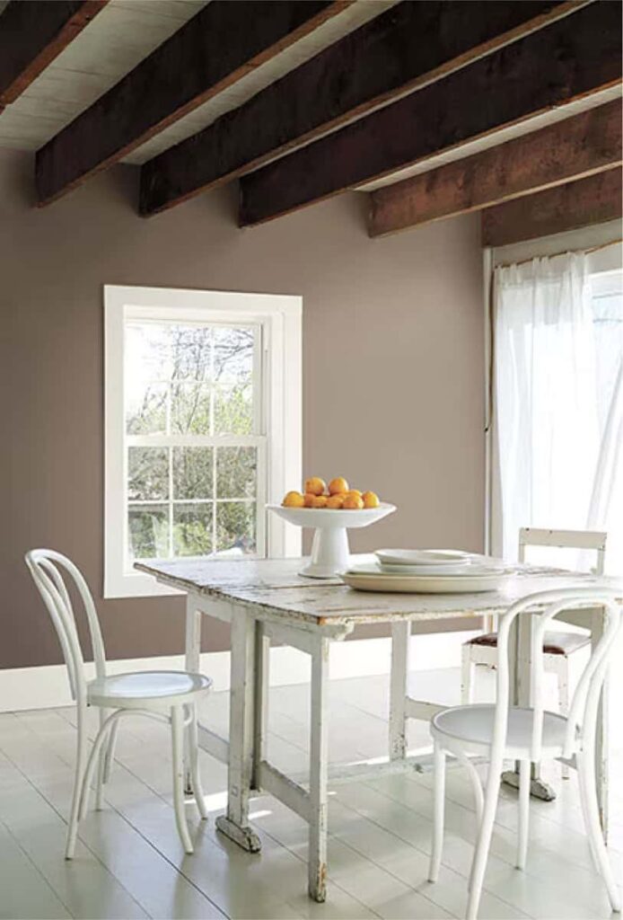ห้องรับประทานอาหารบรรยากาศอบอุ่น ผนังทาด้วยสีน้ำตาลเทา Weimaraner AF-155 จาก Benjamin Moore ให้บรรยากาศสวยคลาสสิก หรูหรา มีระดับ