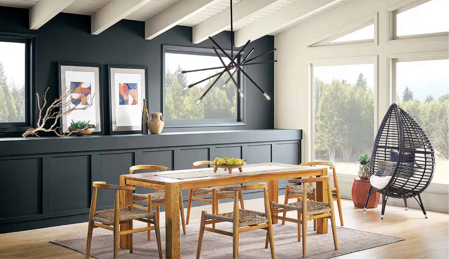 ห้องรับประทานอาหาร บรรยากาศโปร่งโล่ง โดดเด่นด้วยผนังและบิวท์อินทาด้วยสีทาบ้านสีดำยอดนิยม จาก Benjamin Moore