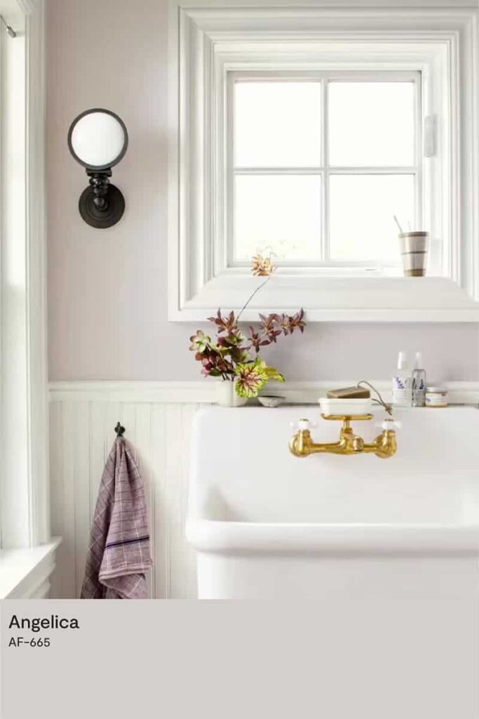 ห้องน้ำสีม่วงอ่อน นุ่มนวล สบายตา ผนังทาด้วยสีทาบ้านสีม่วงอ่อน Angelica AF-665 จาก Benjamin Moore