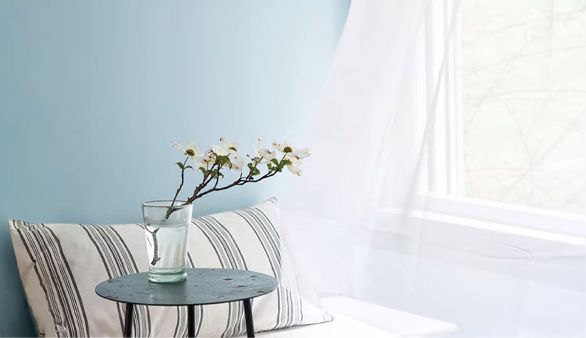 ห้องนั่งเล่นสีฟ้าอ่อน บรรยากาศสบายตา ผนังทาด้วยสีฟ้ายอดนิยม Breath of Fresh Air 806 สีฟ้าพาสเทลยอดนิยม จาก Benjamin Moore