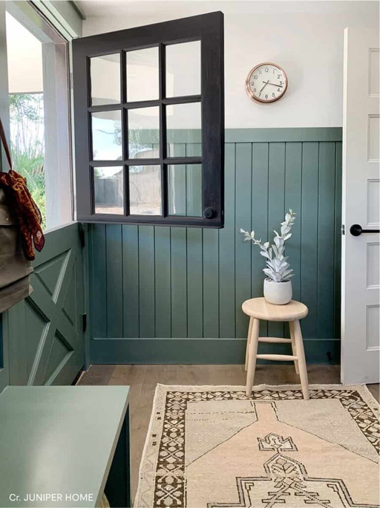 โถงทางเข้าบ้านสีเขียวเข้ม สวยงามโดดเด่น ผนังทาด้วยสีทาบ้านสีเขียว Caldwell Green HC-124 จาก Benjamin Moore