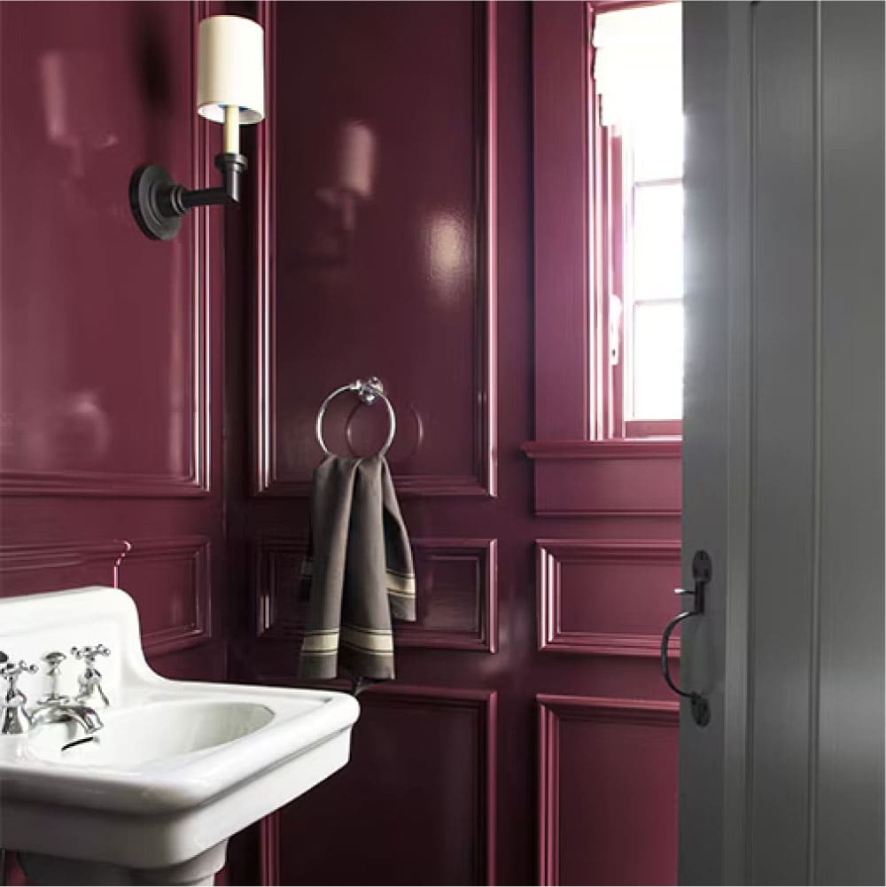 ห้องน้ำสไตล์คลาสสิก โดดเด่นด้วยผนังเฉดสีม่วงพลัม Cater Plum CW-355 จาก Benjamin Moore
