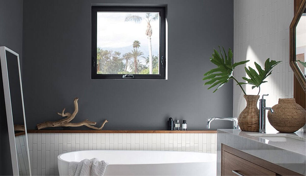 ห้องน้ำสไตล์โมเดิร์น ผนังทาด้วยสีทาบ้านสีเทา Charcoal Slate HC-178 จาก Benjamin Moore