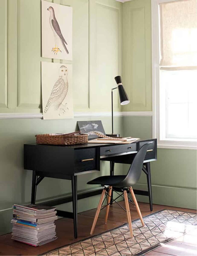 ห้องทำงานสีเขียวอ่อน บรรยากาศสบายตา ผนังทาด้วยสีเขียวทูโทน Fernwood Green 2145-40 และ Urban Nature AF-440 สีเขียวพาสเทลยอดนิยม จาก Benjamin Moore