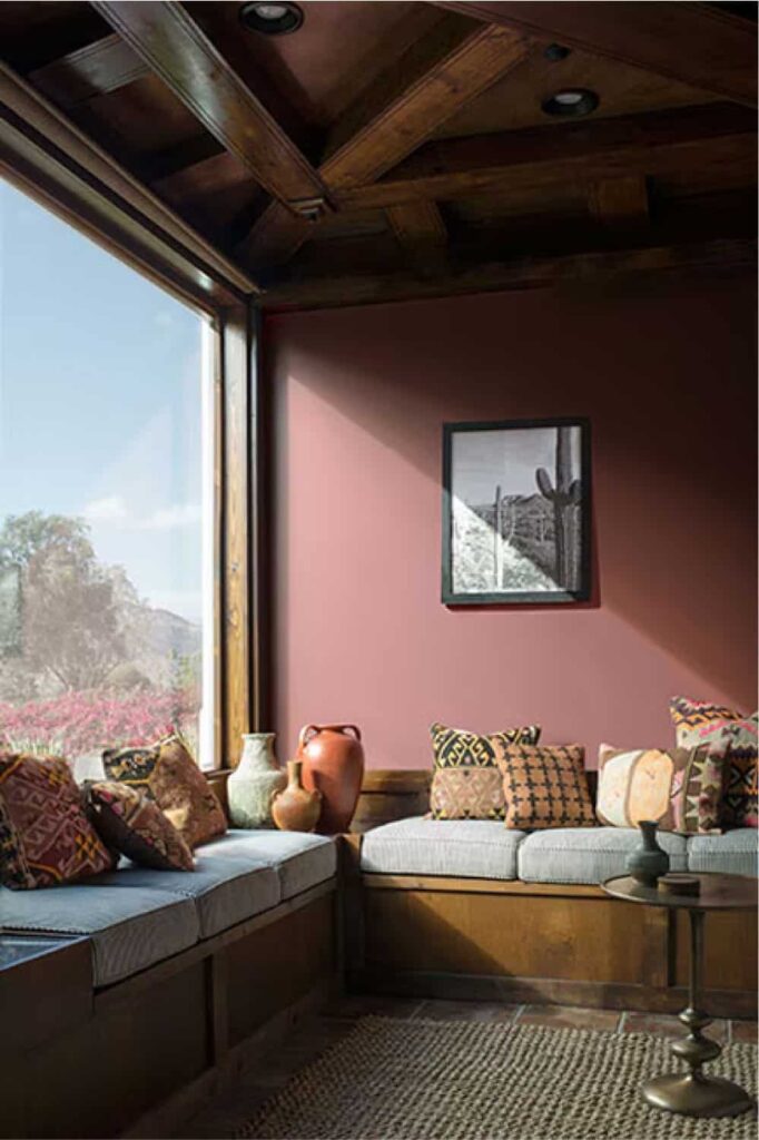 ห้องนั่งเล่นสีแดงอิฐ บรรยากาศสวยมีสไตล์ ผนังทาด้วยสีแดงยอดนิยม Garrison Red HC-66 จาก Benjamin Moore