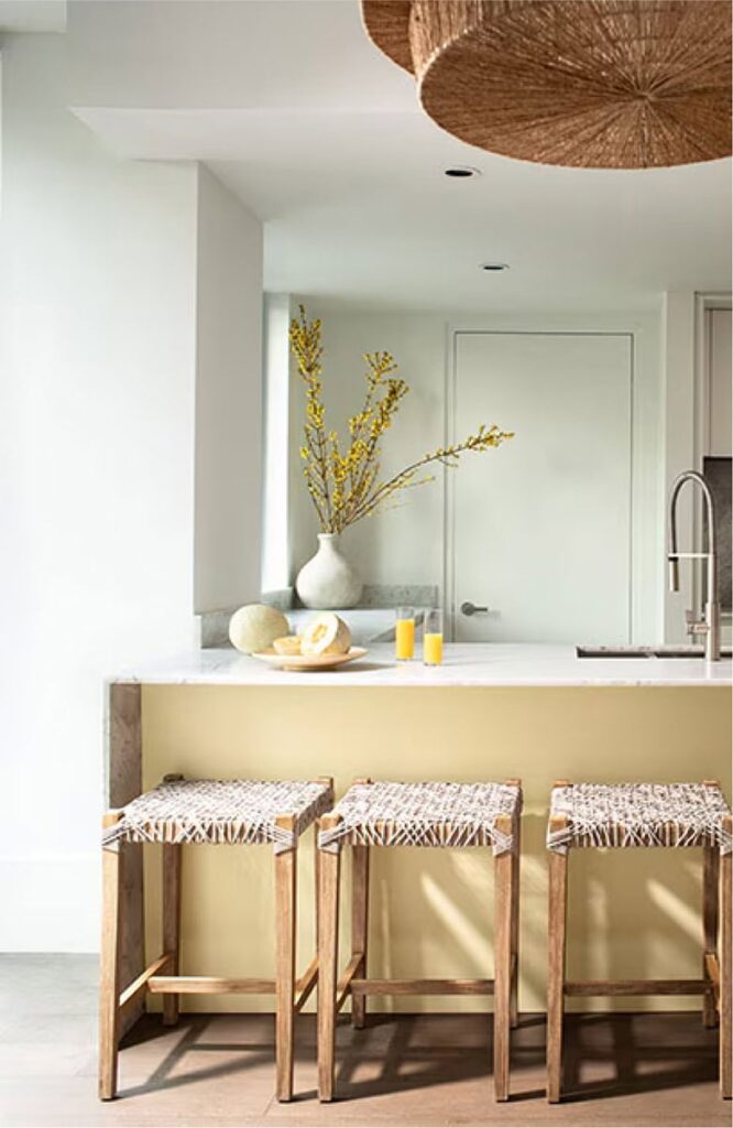 ห้องครัวสีขาว จับคู่กับเคาน์เตอร์ครัวสีเหลืองพาสเทล Golden Straw 2152-60 สีเหลืองพาสเทลยอดนิยม จาก Benjamin Moore