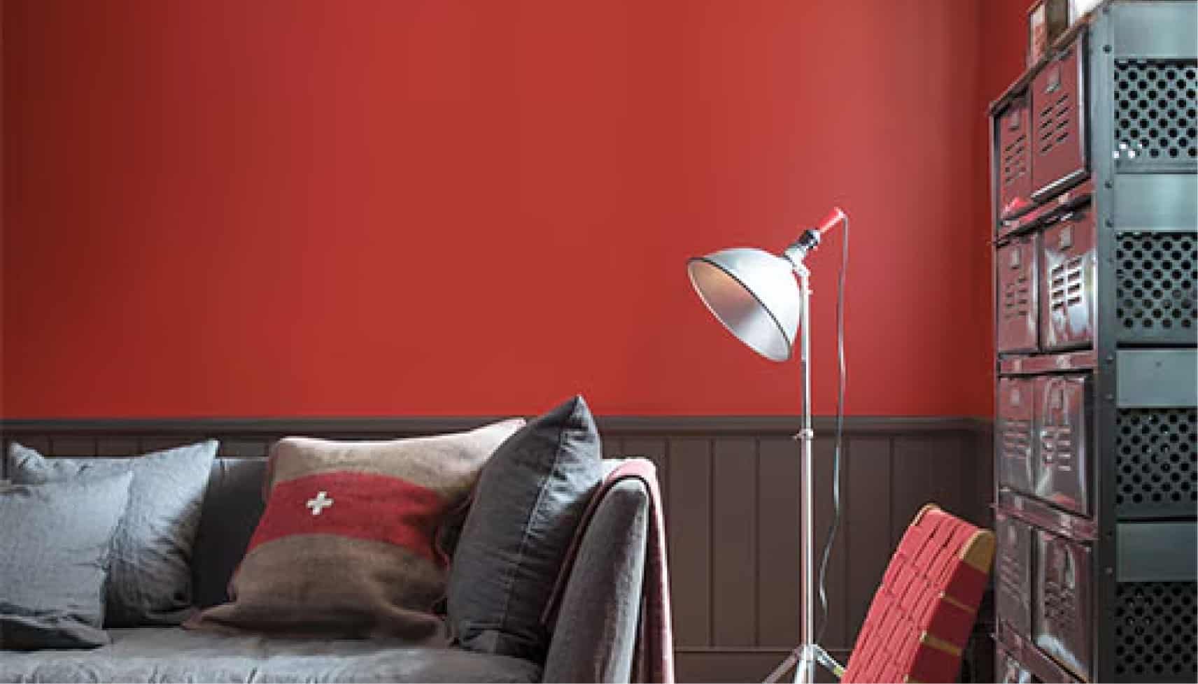 ห้องนั่งเล่นสีแดง ผนังทาด้วยเฉดสีแดง King's Red CW-355 สีแดงยอดนิยม จาก Benjamin Moore