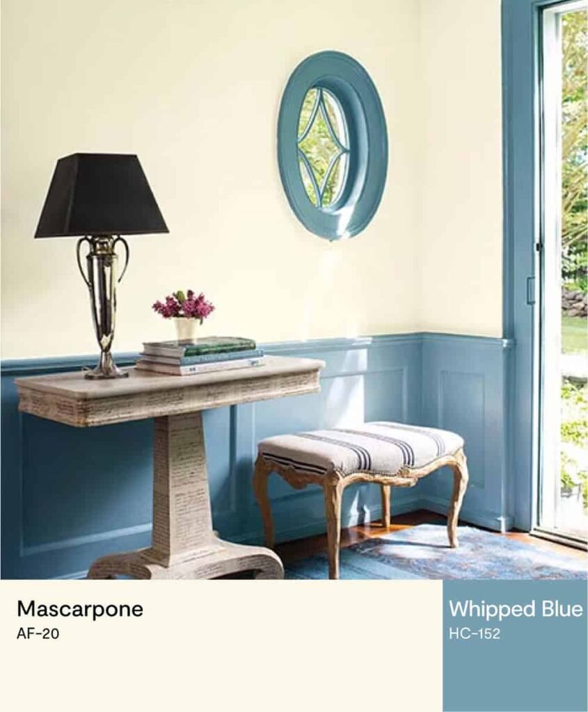 โถงทางเข้าบ้านสีสไตล์คลาสสิก จับคู่เฉดสีขาว-ฟ้า ได้อย่างลงตัว ผนังทาด้วยเฉดสีขาว Mascarpone AF-20 จับคู่กับประตูและขอบบัวสีฟ้า Whipped Blue HC-152 จาก Benjamin Moore