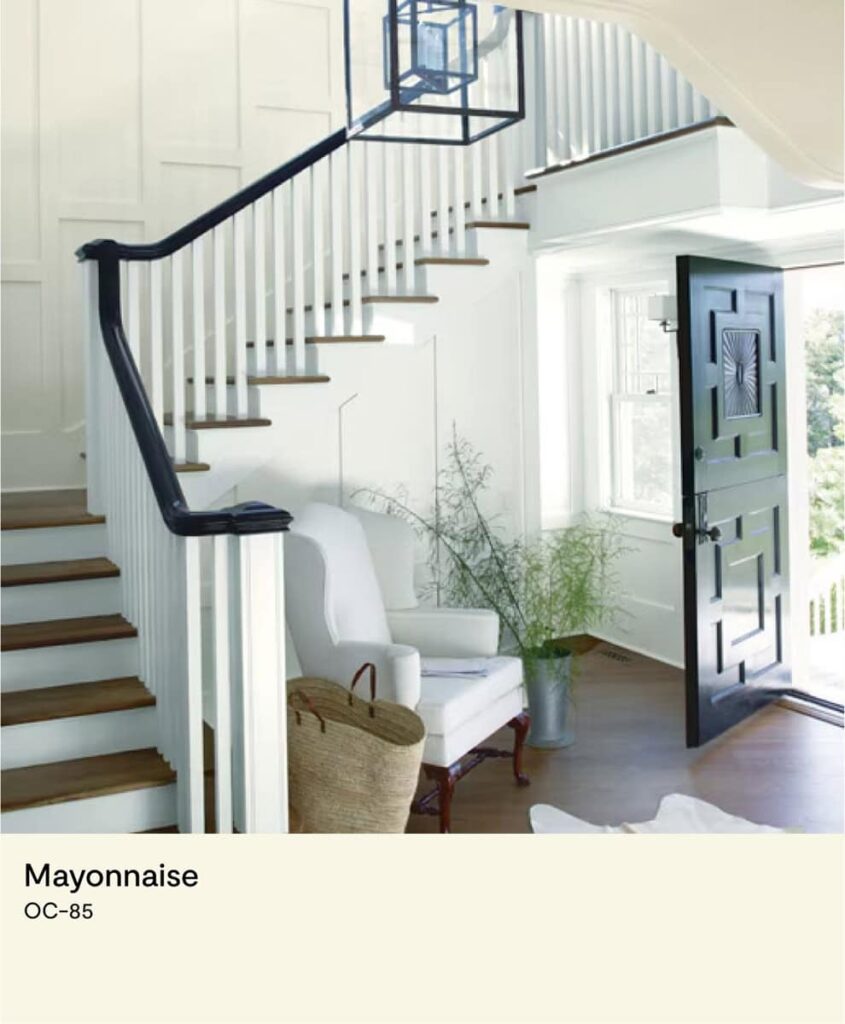 โถงทางเข้าบ้านสีสไตล์คลาสสิก ผนังทาด้วยเฉดสีขาวครีม Mayonnaise OC-85 จาก Benjamin Moore