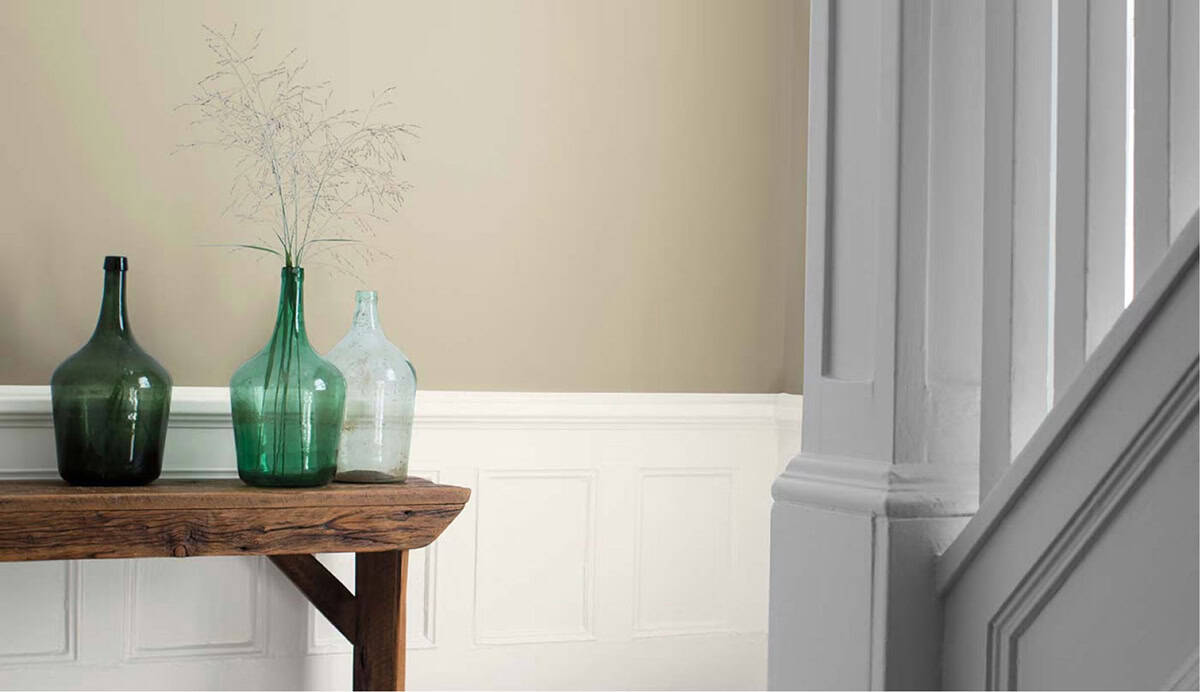 โถงทางเข้าบ้าน บรรยากาศอบอุ่น คลาสสิก ผนังทาด้วยสีทาบ้านสีเบจ Revere Pewter HC-172 จาก Benjamin Moore