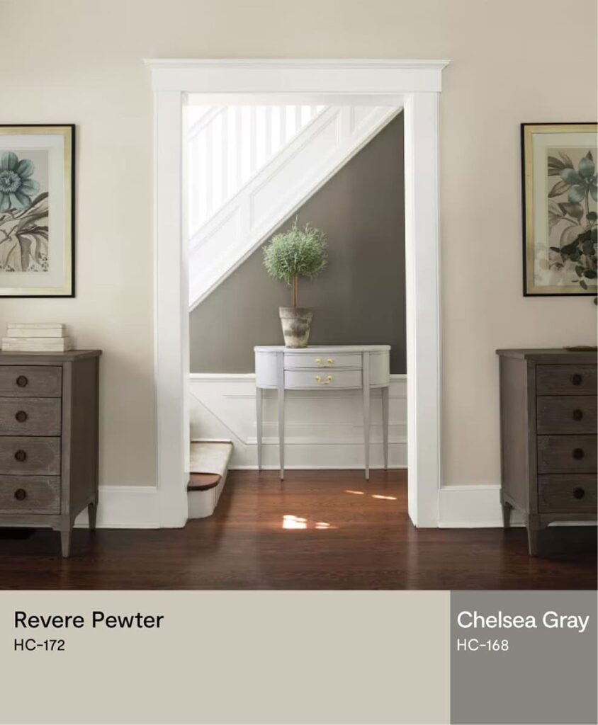 โถงทางเข้าบ้านสีสไตล์คลาสสิก ผนังทาด้วยเฉดสีเบจ Revere Pewter HC-172 จาก Benjamin Moore เชื่อมโยงสายตากับผนังห้องโถงบันไดที่ทาด้วยเฉดสีเทาเข้ม Chelsea Gray HC-168 ได้อย่างลงตัว