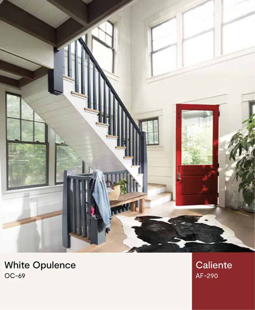 โถงทางเข้าบ้านสีสไตล์ Contemporary ผนังทาด้วยเฉดสีขาว White Opulence OC-69 ตัดกับประตูสีแดงสวยโดดเด่นทาด้วยเฉดสีแดง Caliente AF-290 จาก Benjamin Moore