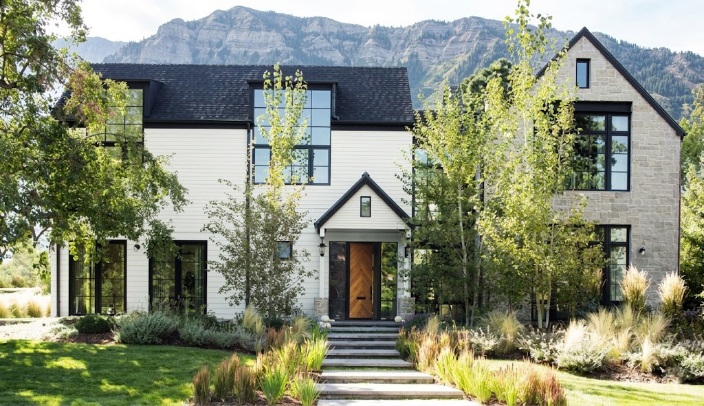 benjamin-moore-baby-breath-oc-62-exterior-paint-color รวมเฉดสีทาภายนอกบ้านสวยๆ ไอเดียการจับคู่สีทาภายนอก จาก Benjamin Moore