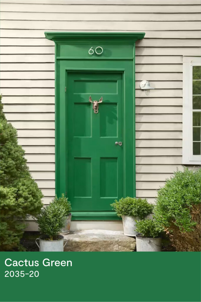 ประตูบ้านสีเขียวสด ทาด้วยสีรุ่น Aura Grand Entrance จาก Bennjamin Moore ให้บ้านสวยโดดเด่น